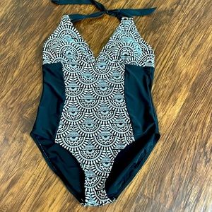 Black and white body countour swimsuit